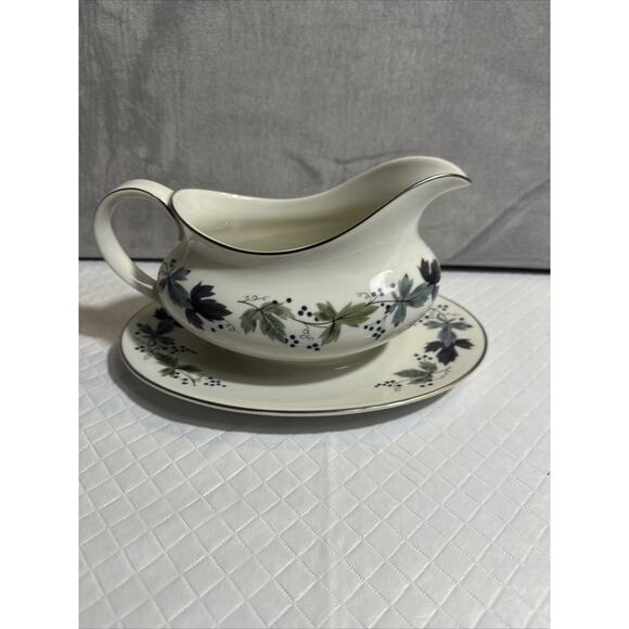 Royal Doulton "Burgundy" Gravy Boat with Attached Underplate Vintage England‎ - Picture 1 of 7